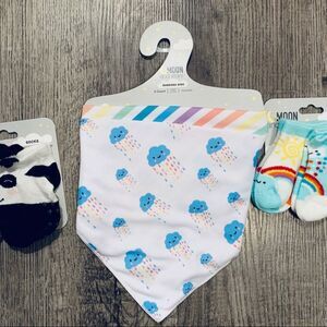 Nwt Moon River Infant Bandana Bib & 4 Pairs Socks